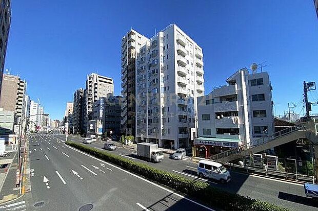 建物外観（2023.11撮影）／第二京浜沿いの白色の外観です。