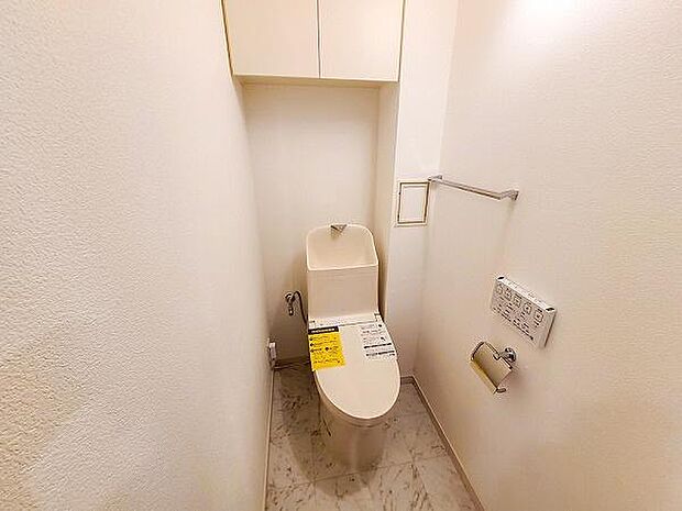 新規交換済／温水洗浄機能付一体型トイレ・吊り戸棚付