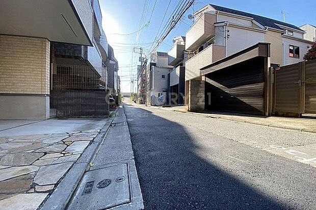 前面道路（→南西方向へ撮影）／車通りも少なく落ち着いた環境です。