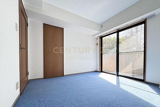 ベッドルーム 約6.4帖／ブルーのカーペットがアクセントのシンプルなお部屋です。