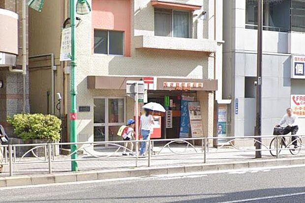 渋谷笹塚郵便局まで3m、本マンションエントランスの東側に隣接しています。