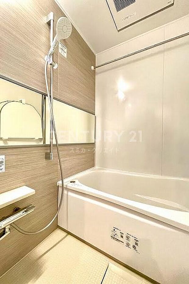 バスルーム／新規交換済み、雨天時や花粉飛散時期に便利な浴室乾燥機付きです。