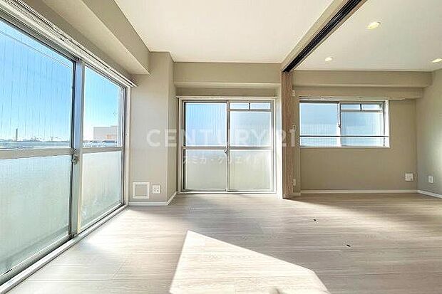 洋室約6.0帖／窓が大きく明るいお部屋です！引き戸を開放すると広々としたリビングダイニングルームとしてもお使い頂けます