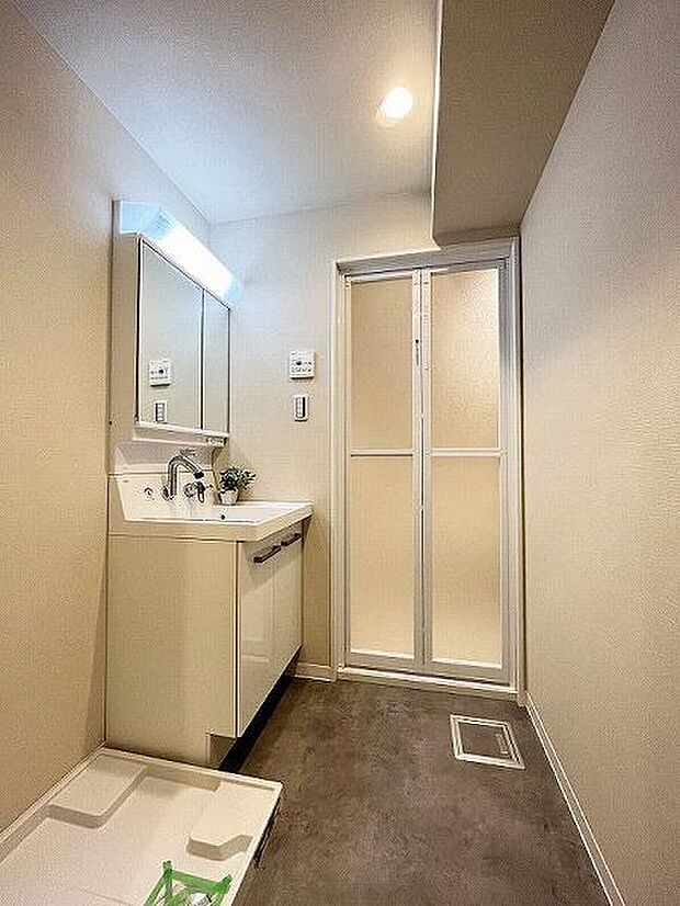 洗面化粧室／2面鏡付・下部収納付きの独立洗面台、すっきりとした空間です。
