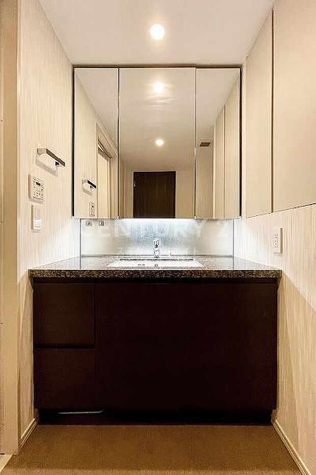 ホテルライクでおしゃれなデザインの洗面化粧台、三面鏡収納や下部収納もあるので嵩張る小物類もすっきり収納が出来ます。
