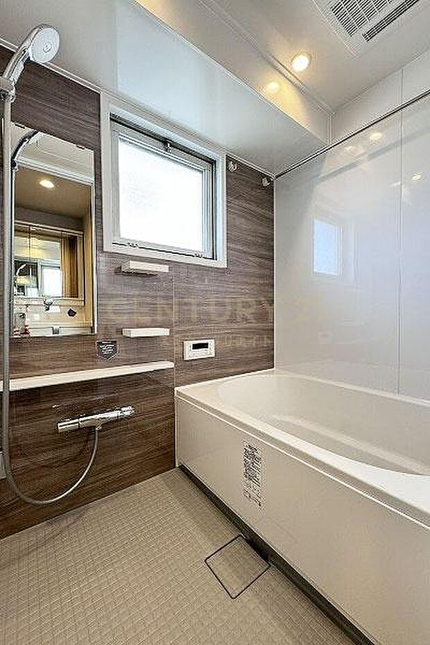 バスルーム／新規交換済、追い焚き機能付、浴室乾燥機能付、マンションには珍しい窓もあり換気が出来るので安心です。