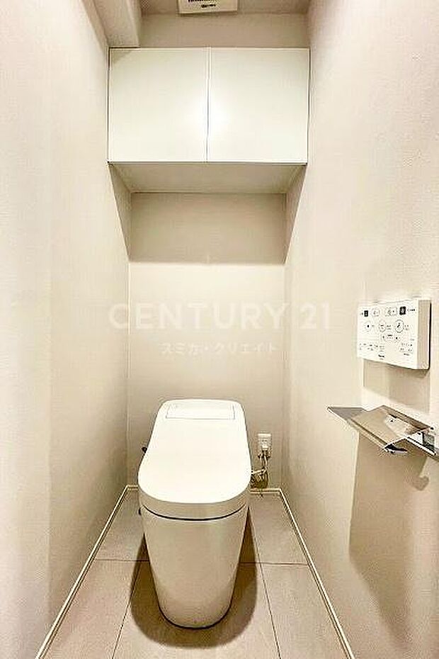トイレ／新規交換済、お手入れ便利なタンクレストイレ、温水洗浄機能付き