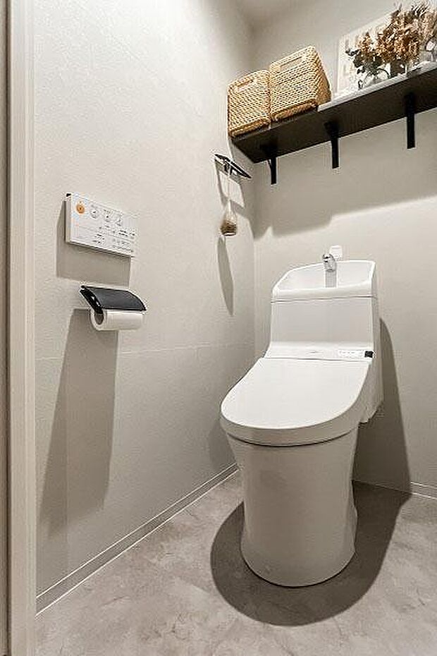 トイレ／2017年フルリノベーションで新規交換済、温水洗浄機能付き一体型トイレ
