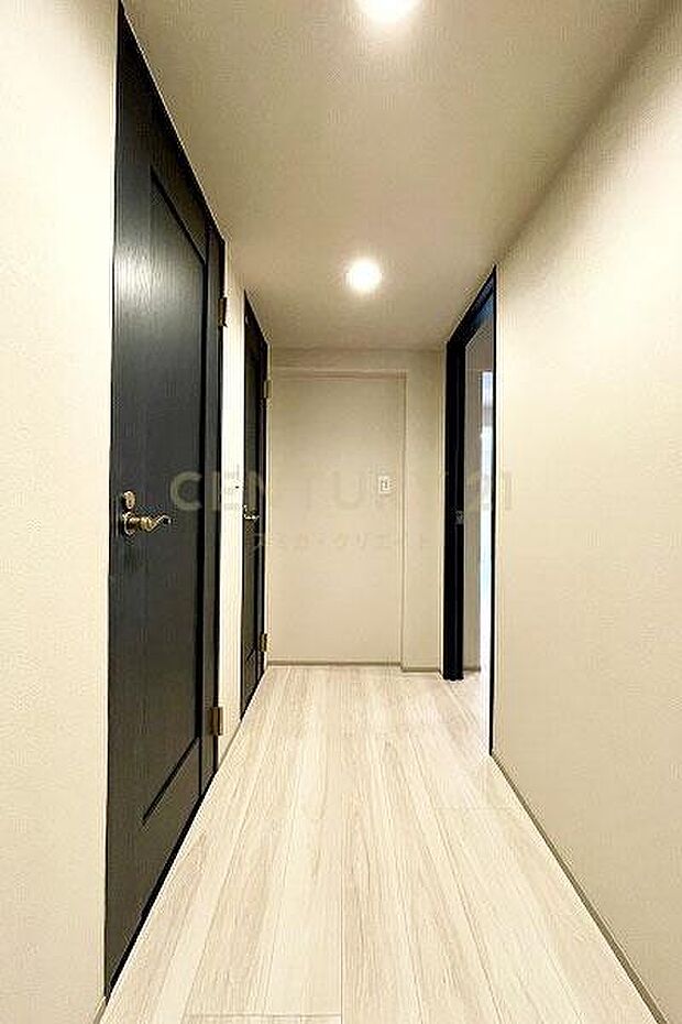 玄関〜廊下／すっきりとした空間で右側のドアを開けるとリビングダイニングにつながります。