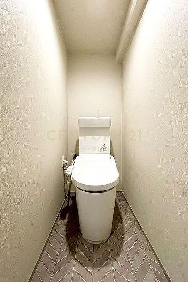 トイレ／新規交換済、温水洗浄機能付、手洗い機能付きトイレです。