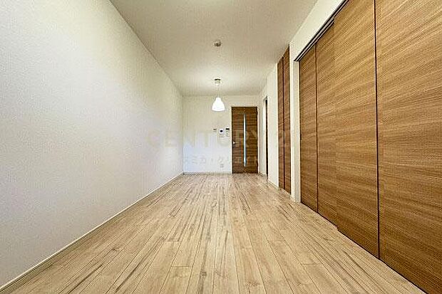リビングダイニングルーム／、白×木目調のシンプルな内装でお好きな家具でコーディネートが楽しめます。