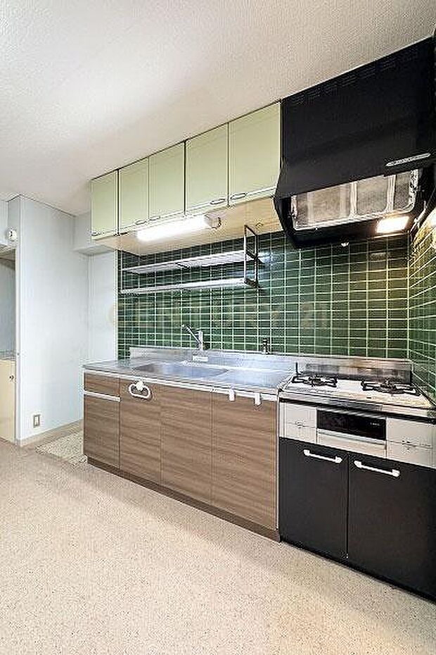 システムキッチン／お部屋を広くすっきりとお使いいただける壁付キッチンです。