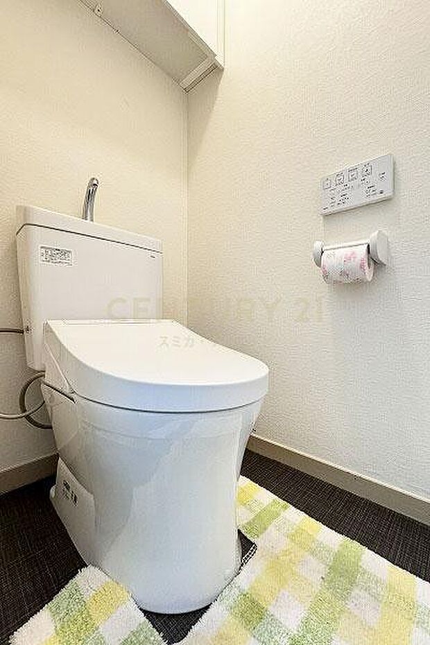 トイレ／温水洗浄機能付、手洗い機能付きトイレ、吊戸棚付