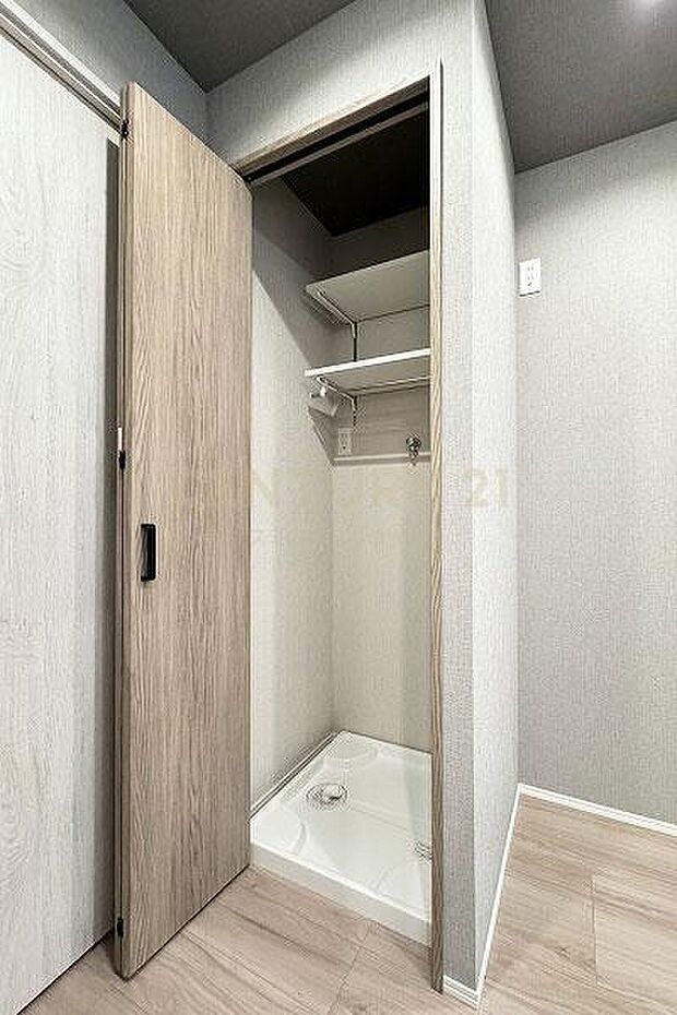 洗濯機置き場／開閉ドア付きなので使用しない時はドアを閉めてすっきりとした空間になります。