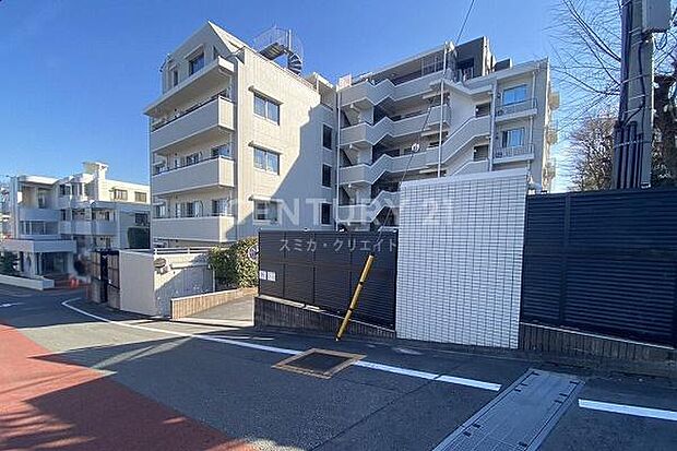 建物外観／徒歩5分圏内にスーパーやコンビニエンスストア、小中学校、公園などがあり子育て世代にも嬉しい立地です。