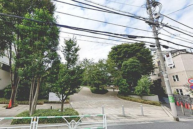 渋谷区立うぐいす公園まで60m、本マンションA棟に隣接しています。