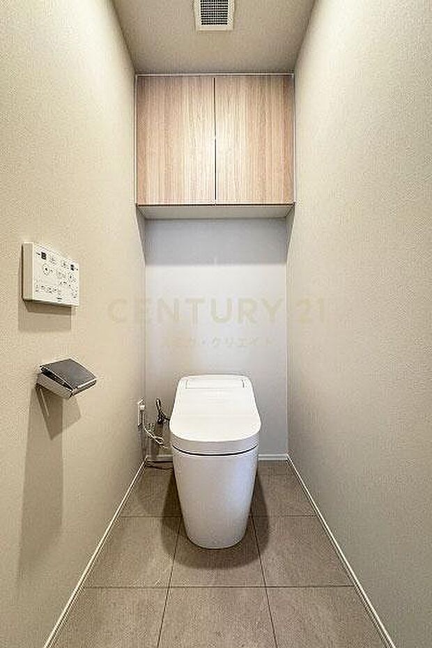 トイレ／新規交換済み、温水洗浄機能付きトイレ、お手入れも簡単なタンクレストイレです。