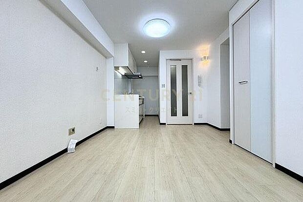 リビングダイニングルーム〜キッチン／2013年にリノベーション済みのお部屋で綺麗にお使いいただいています。