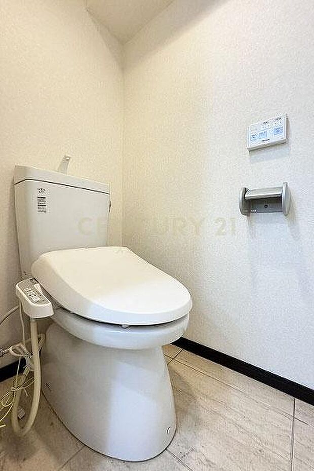 トイレ／ウォシュレット機能付、手洗い機能付きトイレです。