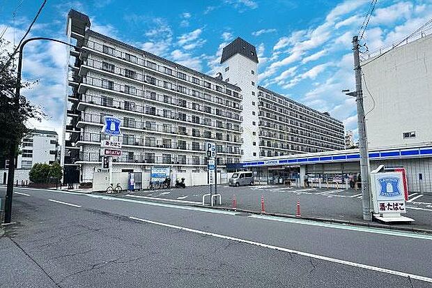 建物外観（2024.4撮影）／京王線「幡ヶ谷」駅歩4分、駅近、都心へののアクセス良好な落ち着いた立地です。