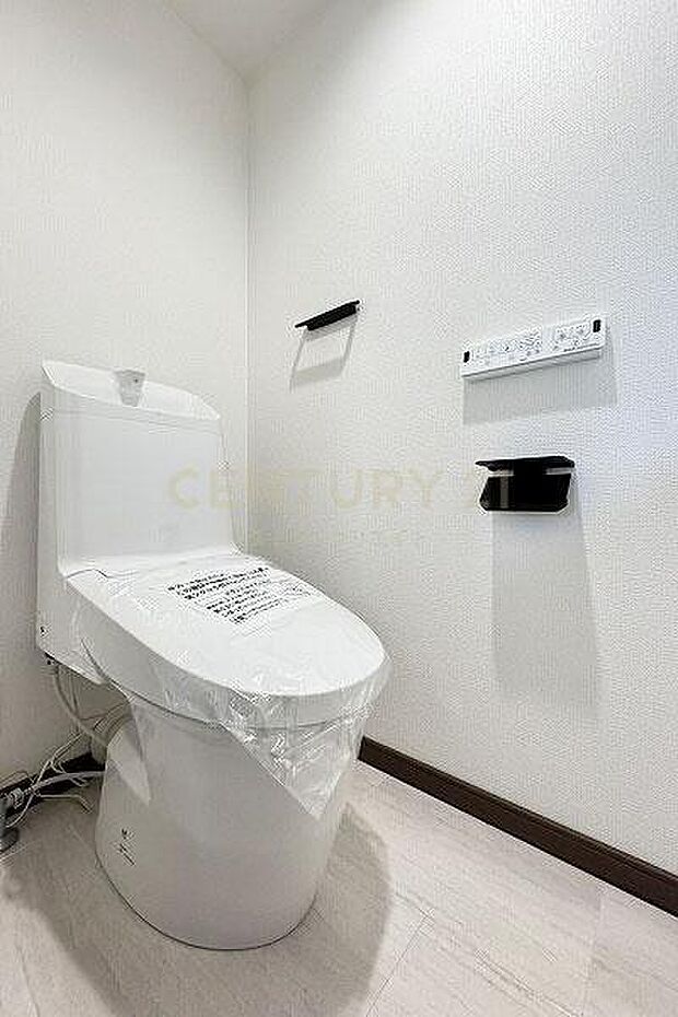 トイレ／新規交換済、温水洗浄機能付、手洗い機能付きトイレです。