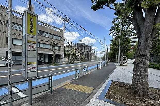 敷地前にはバス停（東急バス「太子堂中学校」停留所）があり渋谷駅からダイレクトアクセス！