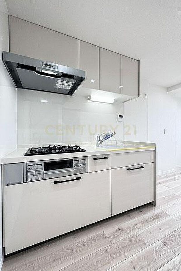 システムキッチン／新規交換済、同時調理が可能な三口コンロ、お部屋をすっきりお使いいただけます。