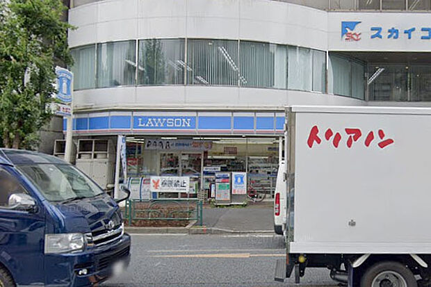 ローソン新宿富久町店まで60m、靖国通りを渡ったところにあります。