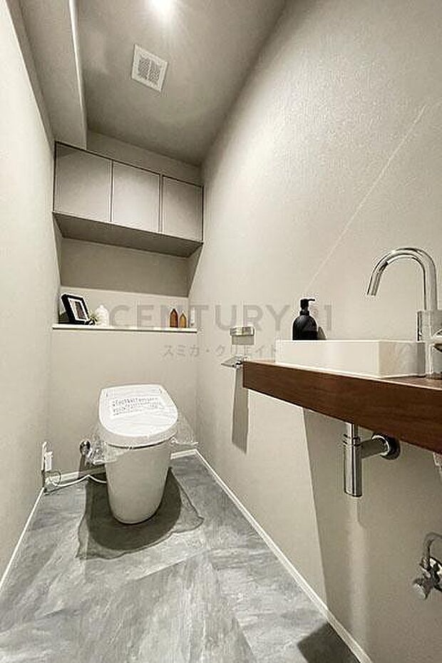 トイレ／新規交換済、LIXIL製タンクレストイレ・手洗い器・吊戸棚付