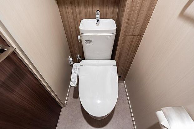 トイレ／温水洗浄機能付、手洗い機能付きトイレ