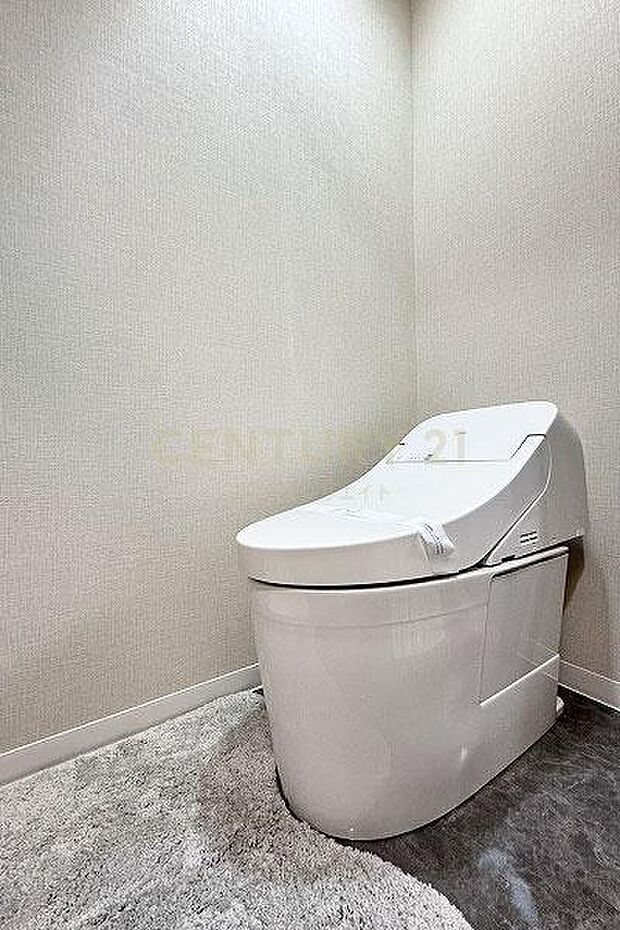 トイレ／新規交換済、お手入れが便利でデザイン性を兼ねそろえるタンクレストイレです。