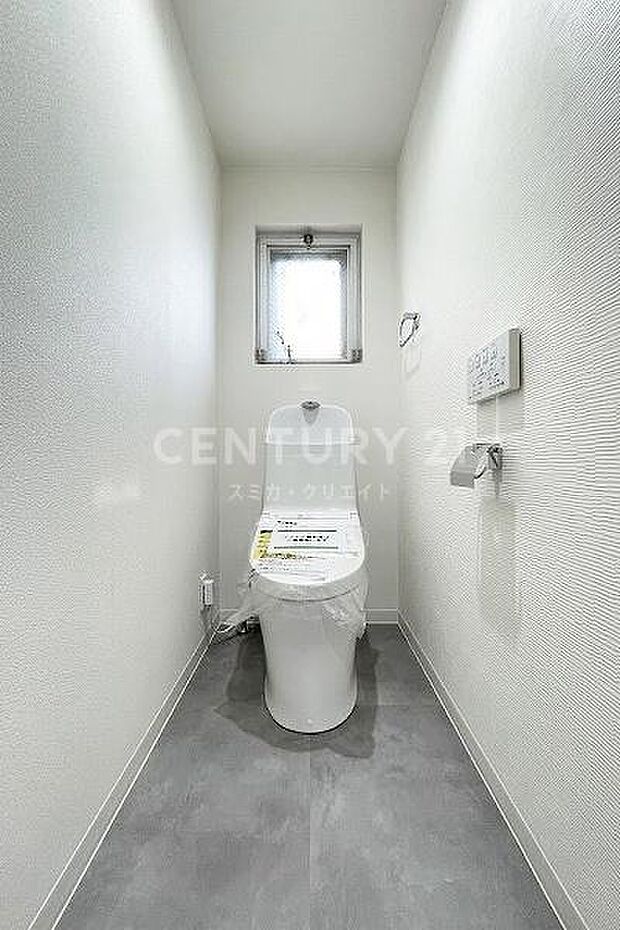 トイレ／新規交換済、温水洗浄機能付、浴室同様窓があり明るく換気の良いトイレです。