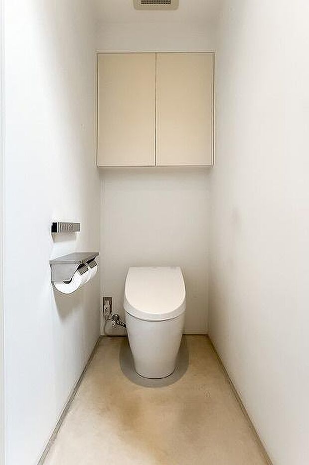 トイレ／タンクレストイレ・吊戸棚付