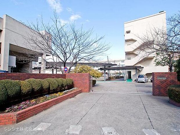 横浜市立西柴中学校まで299m、学校教育目標：共に学び、たくましく、豊かな心を持った生徒を育てます