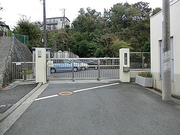 横浜市立西柴小学校まで758m、昭和48年創立。称名寺にほど近い西柴の丘に位置しています。