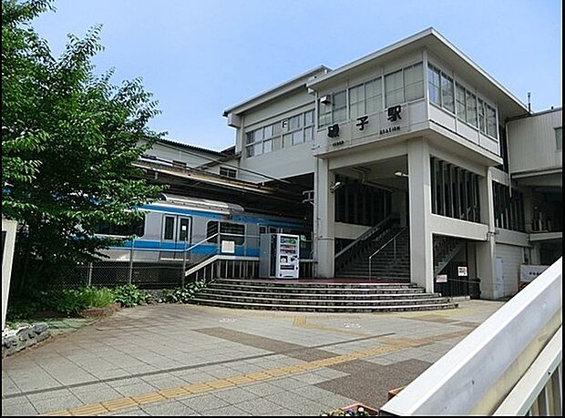 磯子駅(JR 根岸線)まで1061m、磯子駅発の京浜東北線もあり、朝の通勤では座れるためとても便利な駅です。