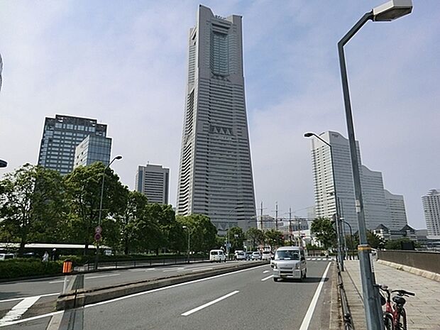 横浜ランドマークタワーまで828m、タワー棟を中心とするオフィス、ホテル、ショッピングモールを核に、展望フロアや多目的ホールなど多彩な施設を併設。