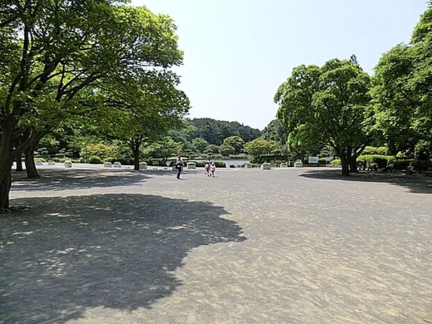 こども自然公園まで1495m、別名大池公園。大型遊具があり動物との触れ合いもできる大型公園。