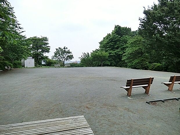 東本郷公園まで887m、市街地の北東に位置し、西側に観音山、安桜山を眺めることができる場所にあります。四季の変化を味わえる閑静な公園です。