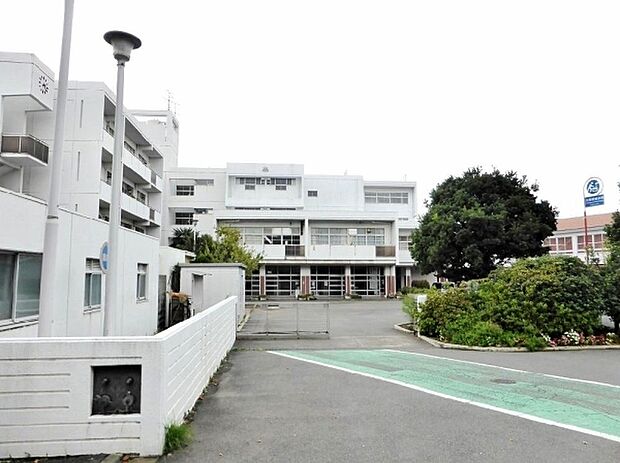 横浜市立栗田谷中学校まで581m、校章は栗の葉とペンを組み合わせたもので、栗の葉は栗田谷の地を表わし、ペンは学問・文化を象徴している。