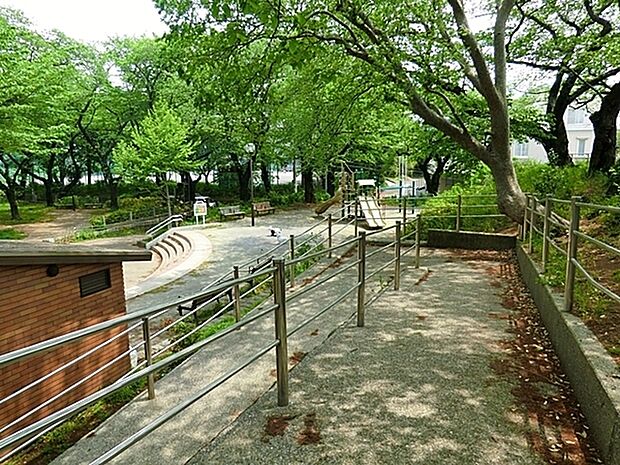 幸ケ谷公園まで1057m、桜の名所にもなっている丘の上の公園で電車が走っている様子や横浜の景色を見渡せます。コミュニティハウスが隣接されています。