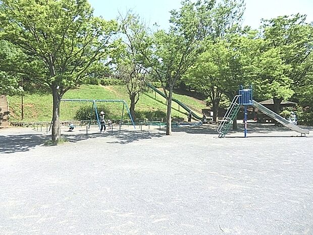 新石川公園まで384m、園内は2段になっていて上段にはグラウンド、下段にはブランコ・お砂場・鉄棒などがあります。ロング滑り台もあります。