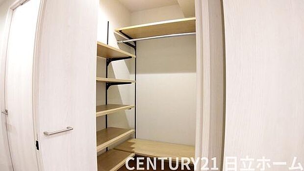 《収納》　■洋服を機能的に収納できるハンガーパイプのほか、帽子やバッグを置ける枕棚も設置。ゆとりある収納空間です。
