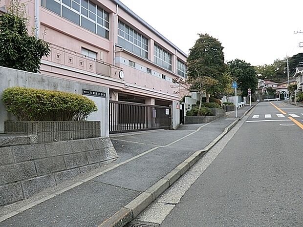 横浜市立六浦南小学校まで365m、学校教育目標：「健康で、笑顔がすてきな子」