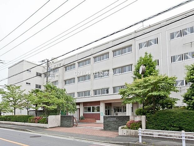 横浜市立新田中学校まで984m、人数多いが、先生の目は行き届いている トイレも新しくなってきていて清潔。 厳しい先生もいるが、子供には良いことだと思う。