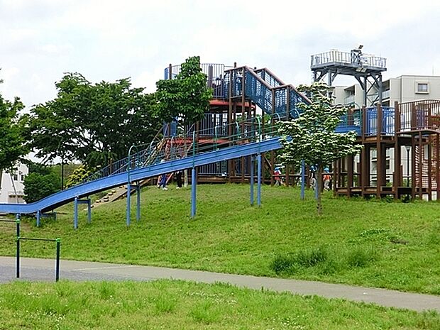 蒔田公園まで329m、京急線南太田駅または横浜市営地下鉄吉野町下車徒歩5分の大岡川沿いにあり、大型遊具が充実、カヌー体験もできる公園