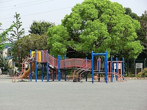 渡田新町公園まで1049m、住宅街の十分な広さの公園です。ブランコ・滑り台などの遊具があり、ベビーカーで入れますので、小さなお子様も楽しめます。