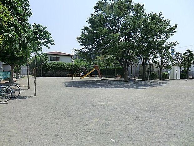 上小田中北公園まで1139m、広場のある L字型敷地の公園。遊具：ブランコ・滑り台・砂場・揺動遊具（クジラ型）