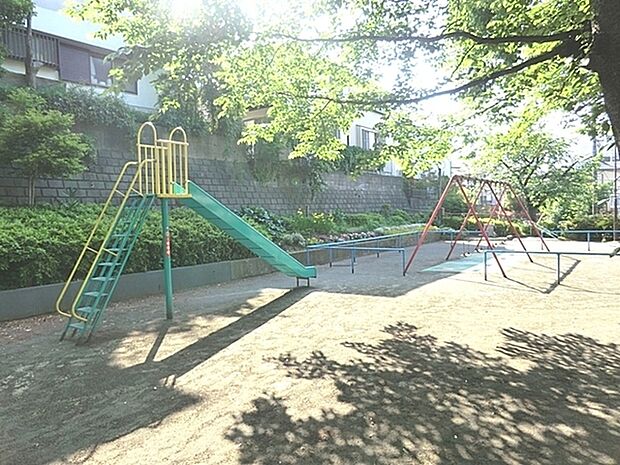 荏田第一公園まで763m、砂場やスプリング遊具、外遊びに慣れたら一人でも遊べるすべり台・鉄棒・ブランコといった遊具があります。