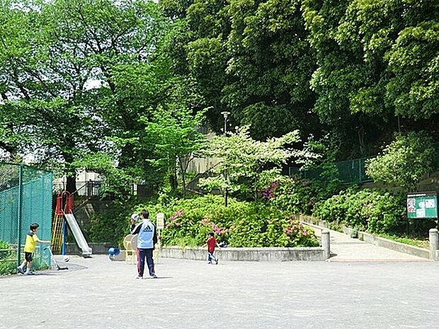 栗田谷公園まで678m、住宅街の比較的広めな公園です。公園の設備には水飲み・手洗い場があります。